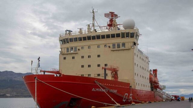 Rompehielos A.R.A "Almirante Irizar", amarrado al puerto de Ushuaia