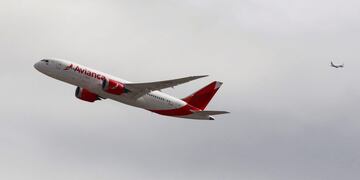 An aircraft of Colombian airline Avianca takes off from El Dorado Airport in Bogota, Colombia, June 6, 2016. REUTERS/John Vizcaino colombia avion de la linea aerea avianca aviones lineas aereas