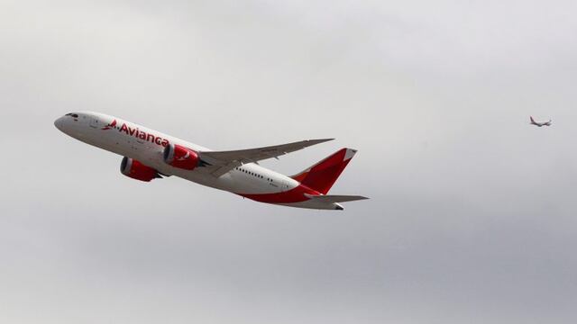 An aircraft of Colombian airline Avianca takes off from El Dorado Airport in Bogota, Colombia, June 6, 2016. REUTERS/John Vizcaino colombia  avion de la linea aerea avianca aviones lineas aereas