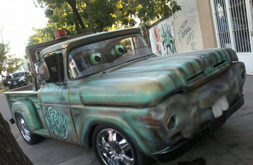 Personaje de Cars pasea por las calles de Mendoza