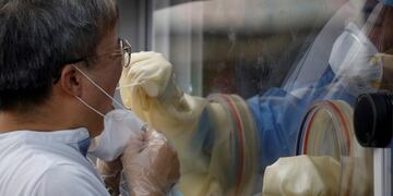 A man undergoes a coronavirus disease (COVID-19) test at a makeshift clinic in Seoul, South Korea, August 26, 2020\u002E   REUTERS/Kim Hong-Ji