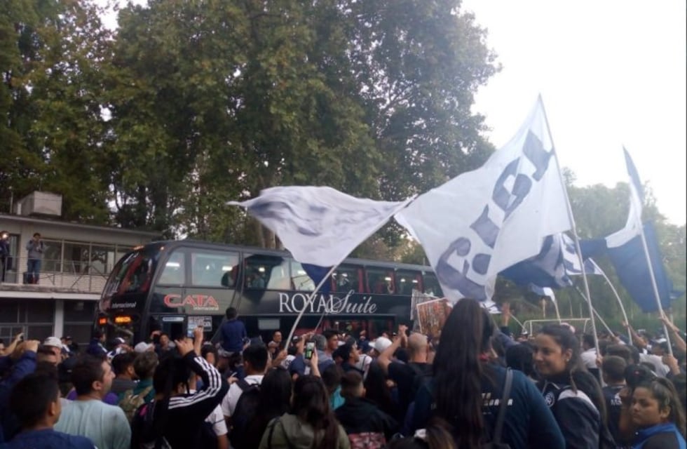 Los hinchas de la Lepra despidieron al plantel con un banderazo