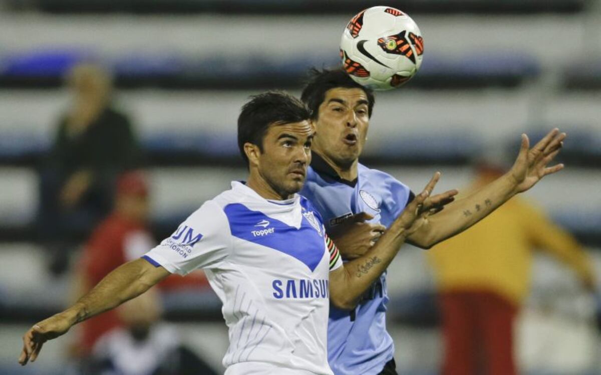 Velez Sarsfield's Fabian Cubero, left, fights for the ball with Belgrano's Jorge Velazquez at a Copa Sudamericana soccer match in Buenos Aires, Argentina, Thursday, Aug. 29, 2013. (AP Photo/Natacha Pisarenko) buenos aires Fabian Cubero Jorge Velazquez fu