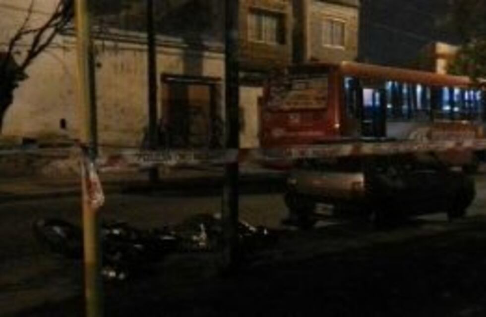 Falleció un motociclista al chocar con un colectivo