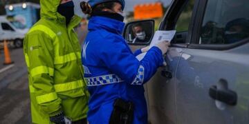 Una familia quiso mudarse a Mar del Plata: llegaron al retén junto a un camión de mudanzas y los rechazaron (Foto: Twitter Guillermo Montenegro)