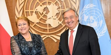 Michelle Bachelet estrecha la mano del secretario general de la ONU, Antonio Guterres\u002E