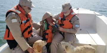 Bruno y sus perros en el perro de rescate de Prefectura en Posadas\u002E