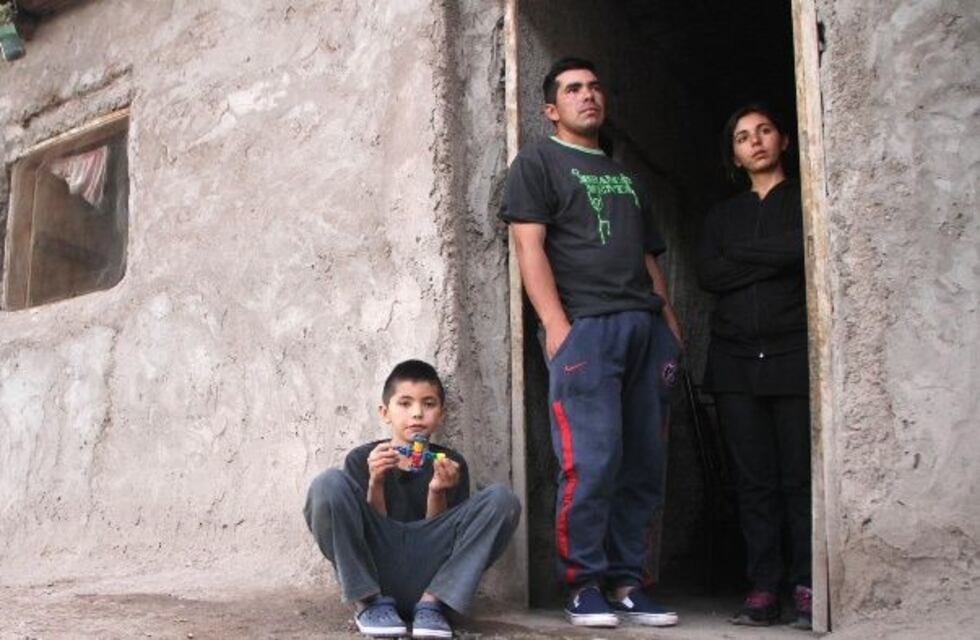 Miraba la lluvia junto a su hijo y lo atravesó un rayo: sobrevivió