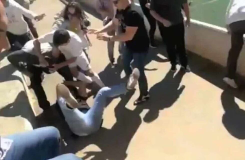 Pésimo ejemplo: brutal batalla campal entre padres de fútbol infantil