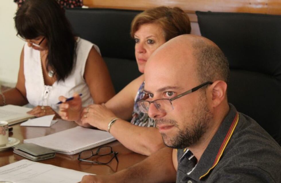 Medina cuestionó las fotos de funcionarios entregando mercadería