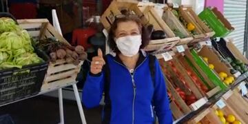 Reconvirtió su local de venta de ropa en una verdulería\u002E