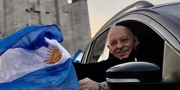 El chef se mostró sonriente y sosteniendo una bandera argentina\u002E (@marcelomegna)