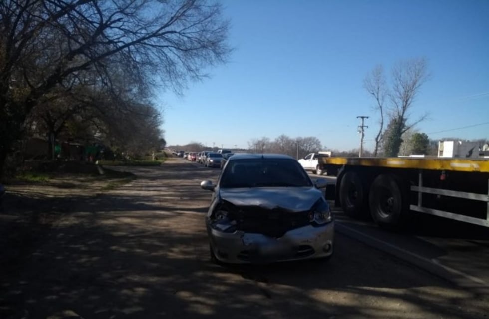 Accidente de tránsito entre dos vehículos en uno de los ingresos de la ciudad de Alta Gracia