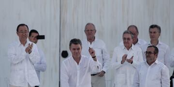 HANDOUT - ARCHIVO - El presidente de Colombia, Juan Manuel Santos, junto al jefe de las FARC, Rodrigo Londou00f1o, durante la firma el 26/09/2016 del histu00f3rico acuerdo de paz que pretendu00eda poner punto final a 52 au00f1os de confrontaciu00f3n armada entre el Estado y ese grupo guerrillero. El Comitu00e9 Noruego del Nobel anunciu00f3 el 07/10/2016 que Santos es el nuevo Premio Nobel de la Paz. rnFoto: Presidencia Colombia/dpa (Vinculado al texto de dpa