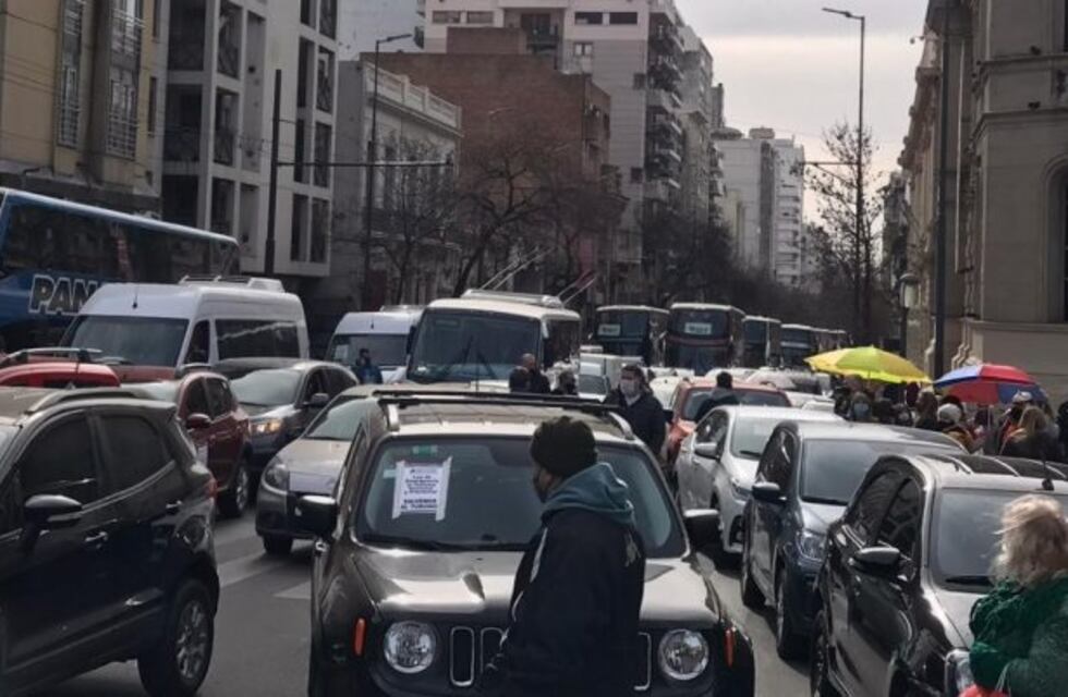 Integrantes del sector turístico de Córdoba realizaron una caravana pidiendo por la ley de Emergencia