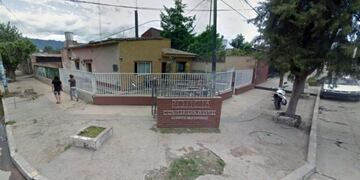 Frente de la comisaría de El Manantial\u002E