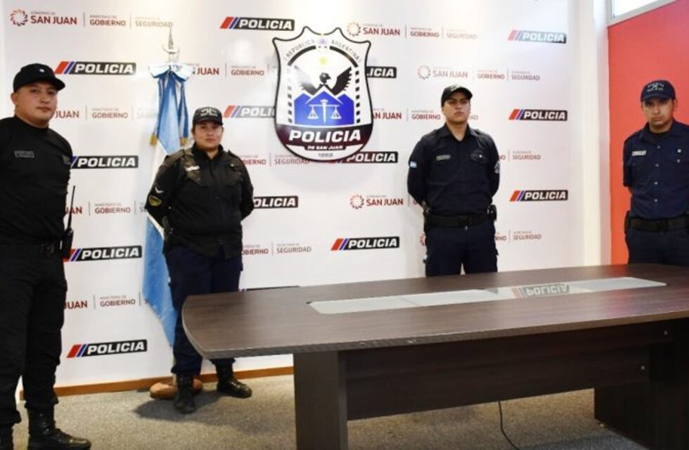 Policías héroes salvaron la vida de un bebé que cayó a una pileta