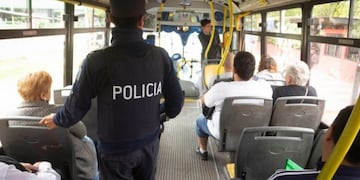 Los policías se seguirán subiendo a los micros