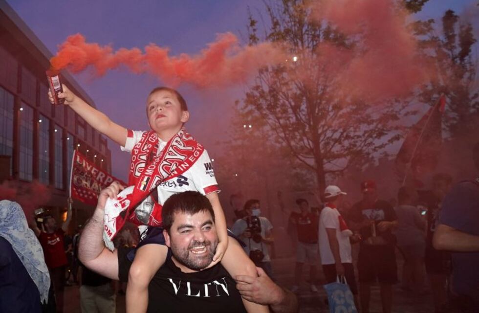 El Liverpool es campeón y levanta el trofeo de la Premier League por primera vez en su historia