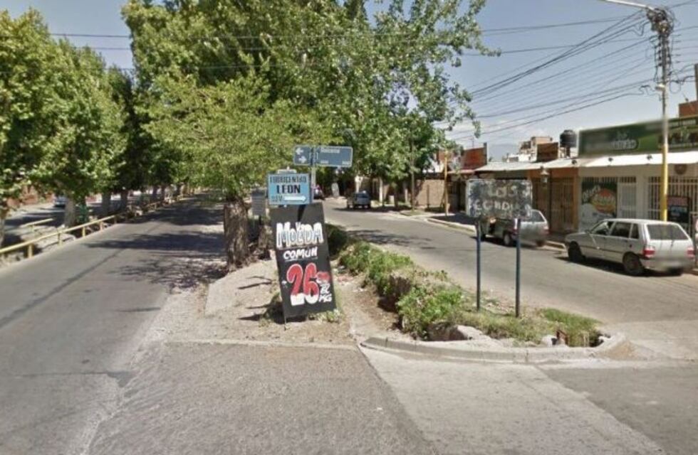 Un joven motociclista murió tras chocar contra unos caños en Maipú