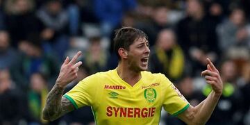 Desapareció de los radares el avión en el que viajaba el delantero argentino Emiliano Sala\u002E