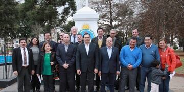 El gobernador de la provincia, Gustavo Valdés junto a las 13 comunas que se adhirieron al tratado\u002E