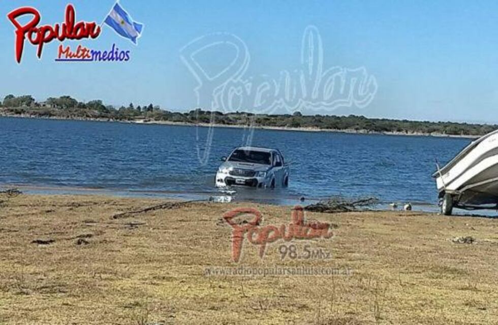 Quiso llevar el trailer de la lancha y se le fue la camioneta al dique