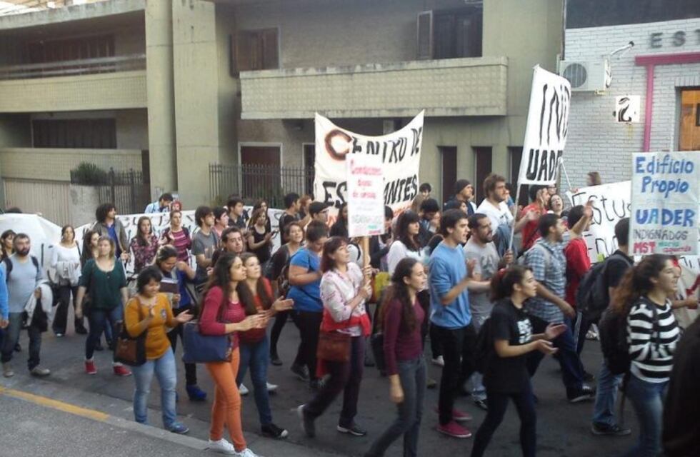 Estudiantes de UADER marcharon en reclamo de un edificio propio