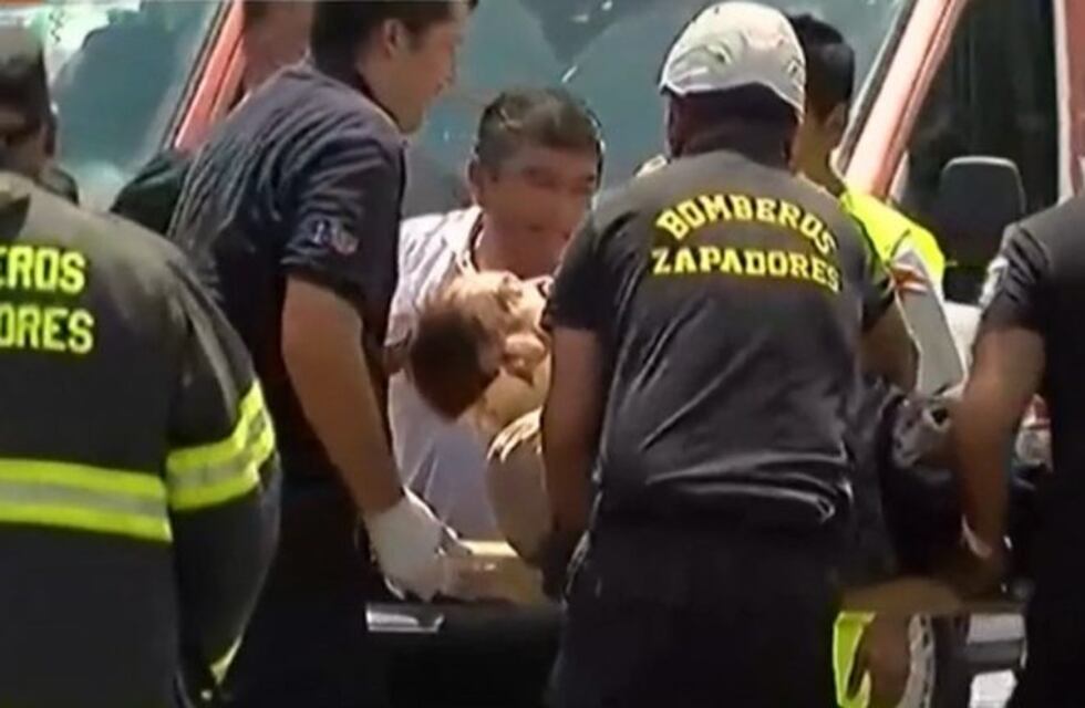 Camión impactó con un auto en Circunvalación y los bomberos tuvieron que rescatar al conductor