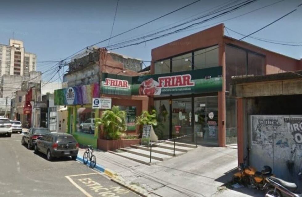 Detuvieron a una mujer por robar carne escondida bajo su pollera