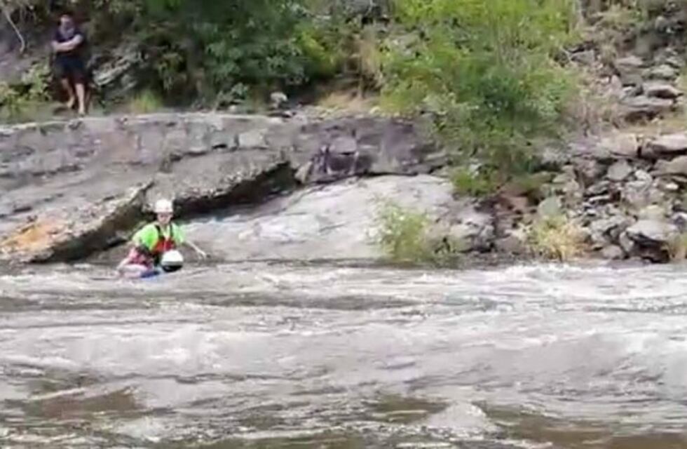 Debieron rescatar a una pareja que quedó atrapada en medio de la creciente del río Cosquín