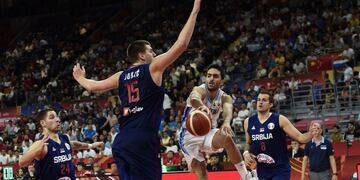 Argentina's Facundo Campazzo (C) passes the ball as Serbia's Nikola Jokic (2nd L) tries to block during the Basketball World Cup quarter-final game between Argentina and Serbia in Dongguan on September 10, 2019\u002E (Photo by Ye Aung Thu / AFP)