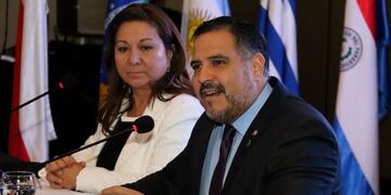 El ministro paraguayo de Salud Carlos Morínigo asiste a una reunión