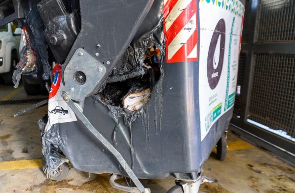 Prendió fuego unos contenedores de basura y quedó detenido
