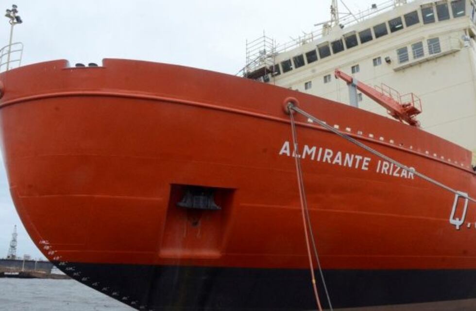 El rompehielos Almirante Irízar inició la Campaña Antártica y amarrará en Puerto Belgrano