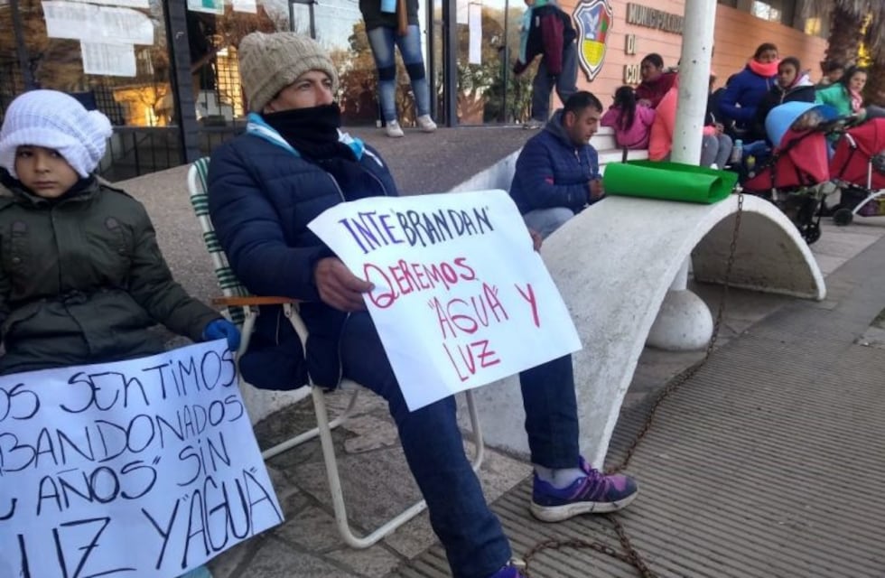 Colonia Caroya: se encadenó frente al municipio reclamando agua y luz