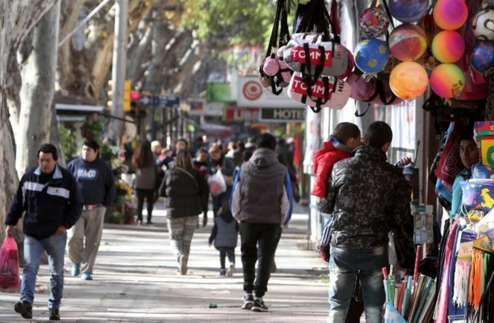 Anuncian zona libre de impuestos para la compra de ropa y calzado