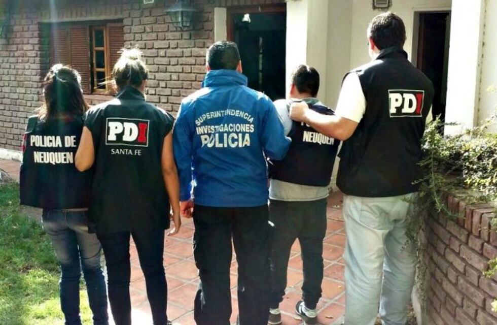 Conseguían fotos de una persona desnuda y le exigían dinero para no difundirlas