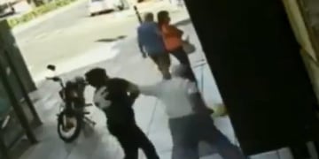 La escena de violencia se registró en la esquina de Pellegrini y Corrientes\u002E (Captura de pantalla)