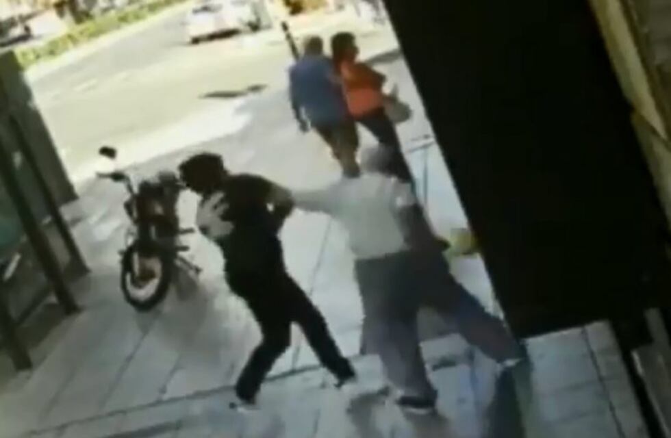 Calles violentas: le pegó a un anciano y un peatón lo dejó en el suelo