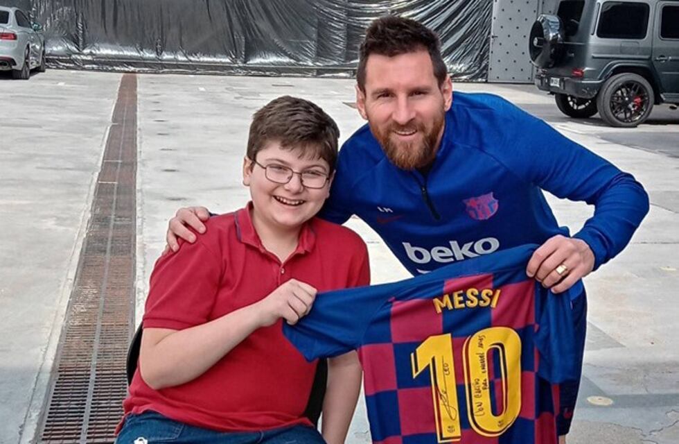 Messi le regaló una camiseta a un niño santiagueño que estaba en Barcelona por una operación