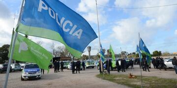 Efectivos de la Policía Bonaerense reclaman mejoras salariales en la ciudad de La Plata\u002E (Clarín)