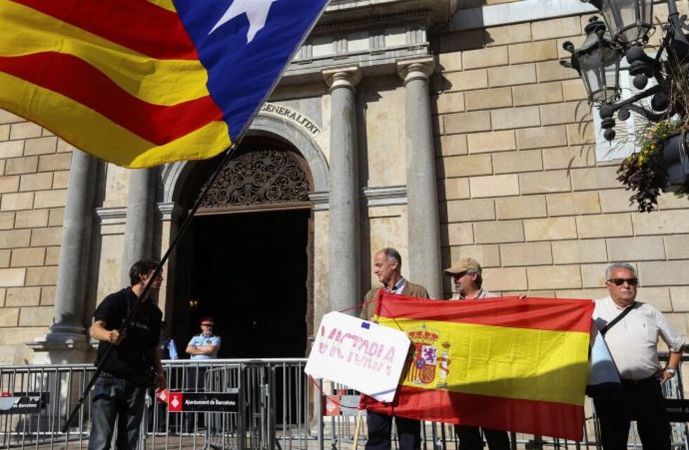 Máxima expectativa en España previo a que el gobierno de Rajoy tome el control de las instituciones catalanas