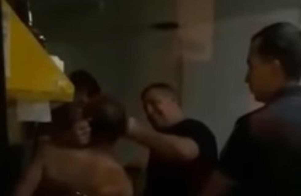 Echaron al jefe de la Policía Departamental de Mar del Plata, quien fue filmado mientras le pegaba a un detenido
