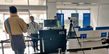 Los dispositivos permiten medir la temperatura con sensor infrarrojo\u002E (@gfchumpitaz)