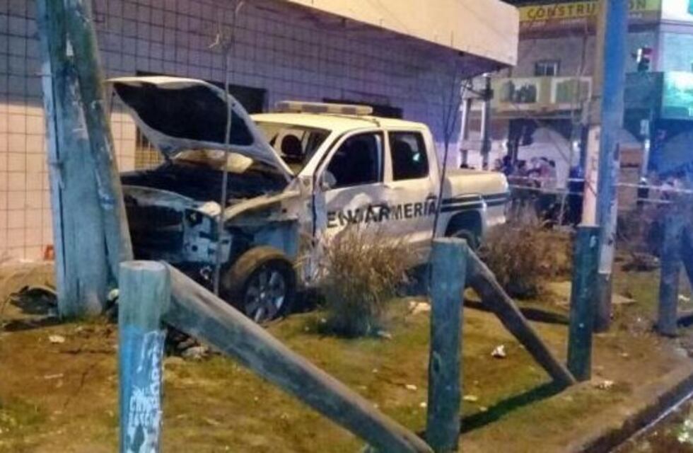 Un patrullero de Gendarmería chocó un auto, se subió a la vereda y atropelló a una familia