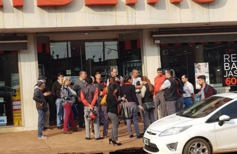 Empleados de una cadena vuelven al trabajo tras la conciliación obligatoria