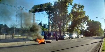 Los obreros afirman que falta gente para cubrir las tareas previstas en la fábrica\u002E