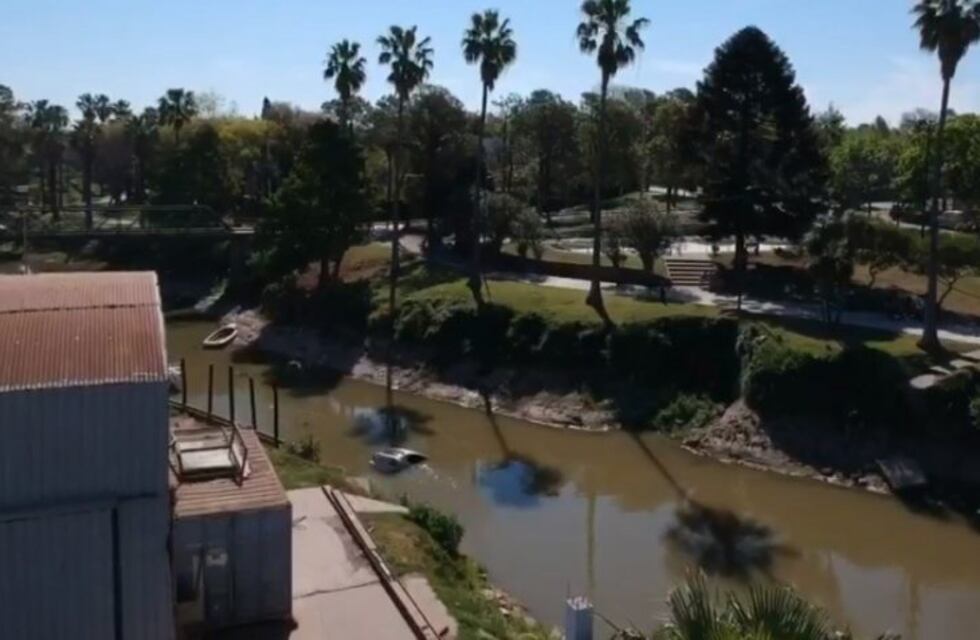 Un auto cayó y se hundió al lado de un pescador en Puerto General San Martín