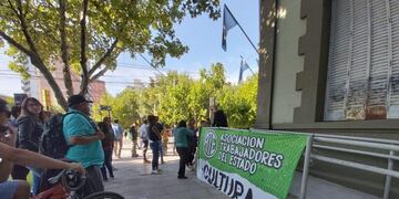 Trabajadores de ATE Neuquén realizan protestas frente a la municipalidad